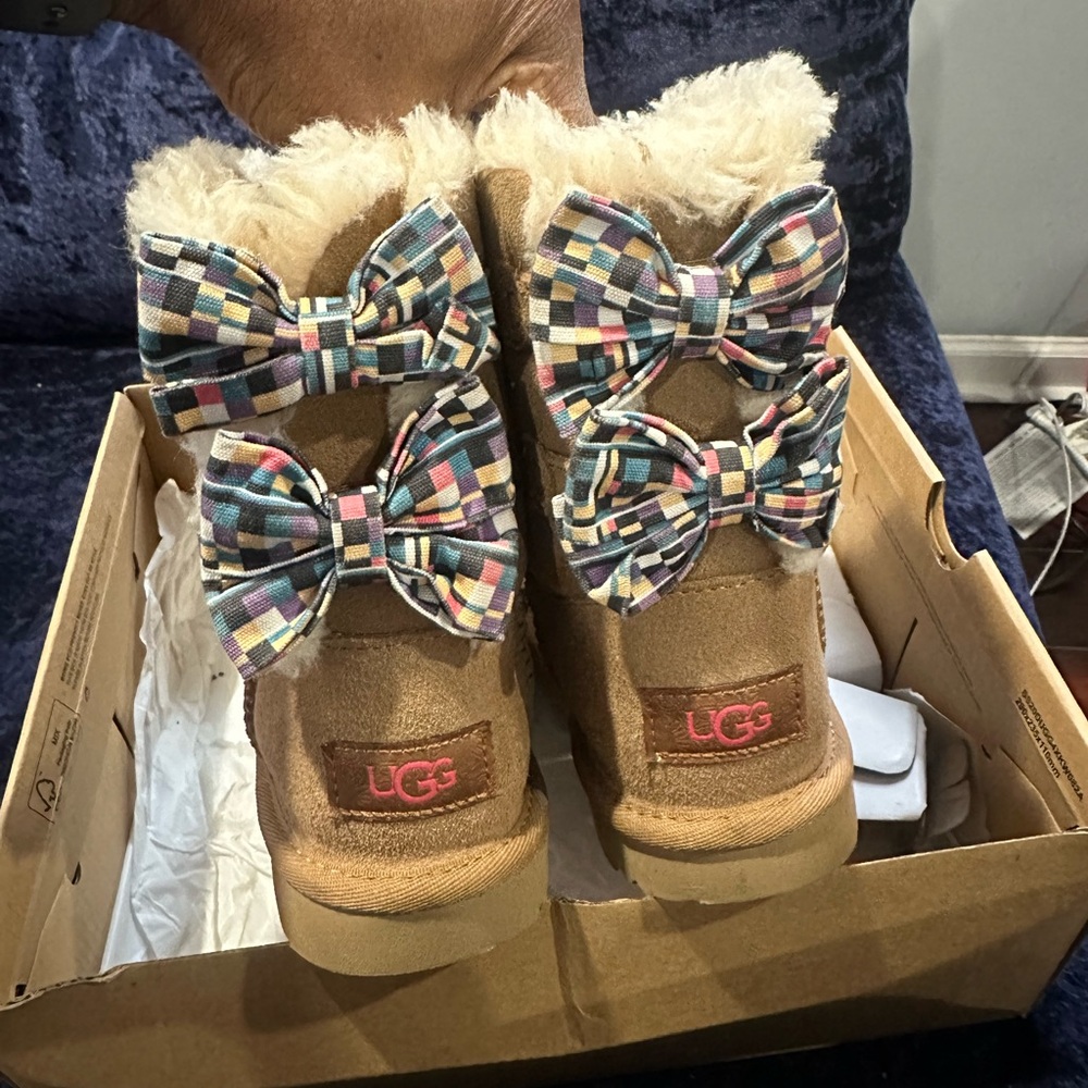 Girls UGG w/ bows🎀